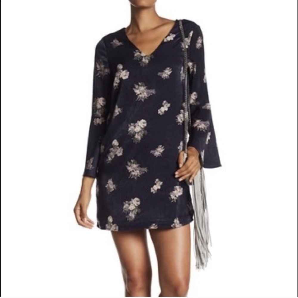 19 Cooper Bell Sleeve Shift Floral Dress in Medium
